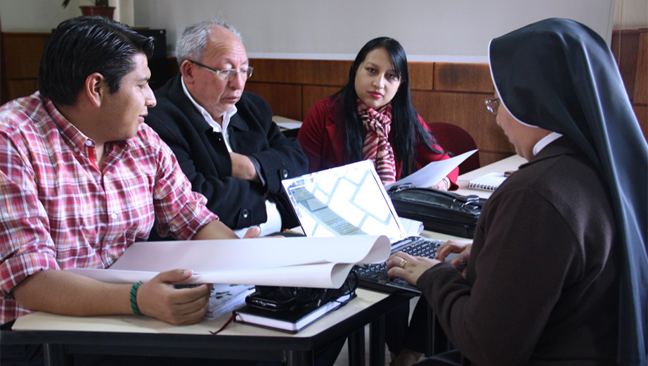Directores de carrera, directores técnicos, profesores y coordinadores de la Sede Quito analizan el documento