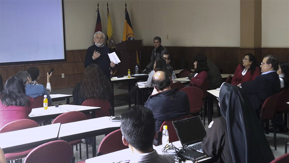 P. Juan Bottasso haciendo una reseña histórica desde su experiencia en la pastoral universitaria
