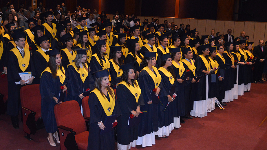 Nuevos profesionales de la Sede Guayaquil durante la ceremonia de incorporación