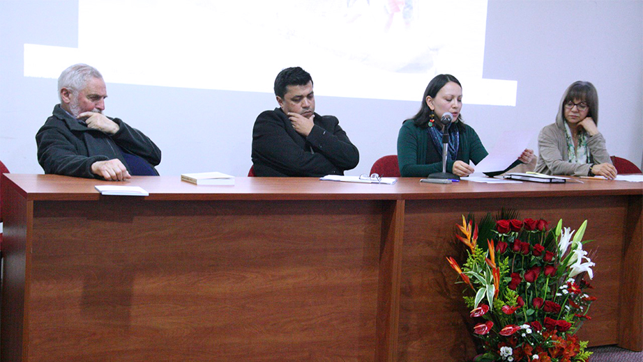 (de izq.) P. Juan Botasso, Director del Centro Cultural Abya Yala; Dr. Pablo Ortiz, Director de la Carrera de Gestión Local, Diana Avilés, moderadora, Rosario Coronel, P.hD, docente de la Universidad Andina Simón Bolívar