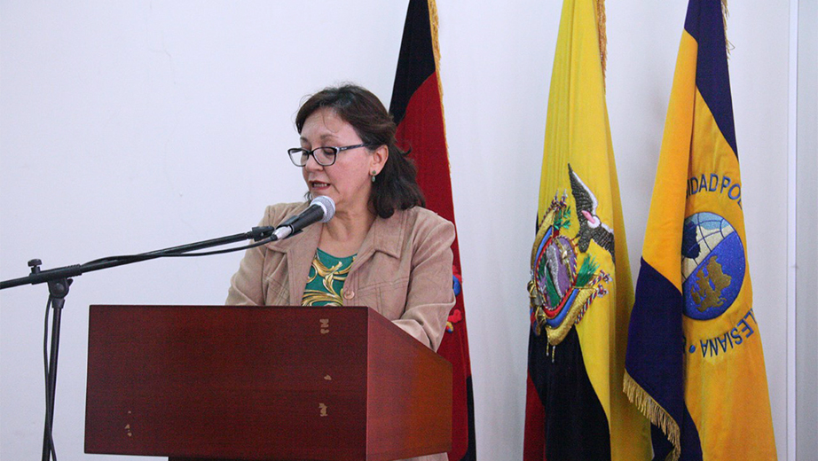 Dra. Alexandra Martínez, docente de la carrera de Antropología Aplicada durante su intervención