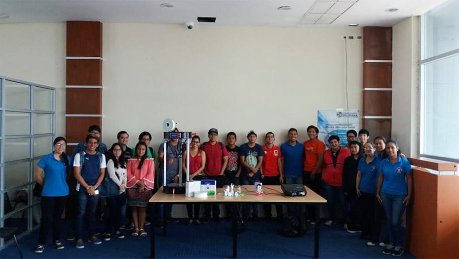 Estudiantes que participaron en la conferencia sobre impresión 3D con docentes de Ing. de Sistemas y ASU Gasol