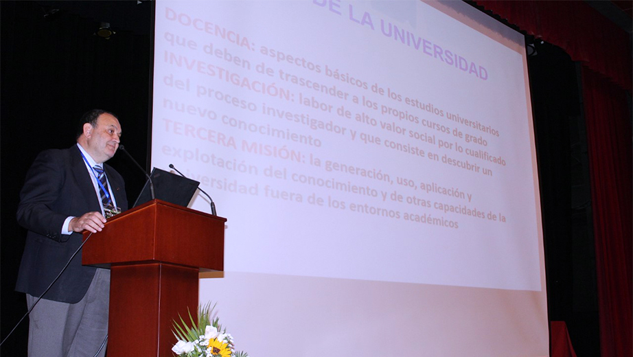 Conferencia del catedrático José Gutiérrez con el tema 