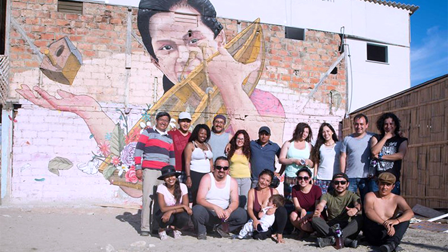 Estudiantes de noveno semestre de la carrera de Antropología Aplicada junto a la docente Daniela Ochoa recorren la zona afectada por el terremoto de abril de 2016