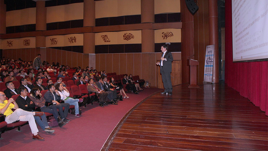Dr. Tilman Wolf en la conferencia