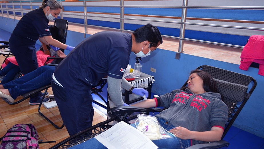 Personal de la Cruz Roja del Azuay atendiendo a los estudiantes de la UPS en el momento de la donación de sangre