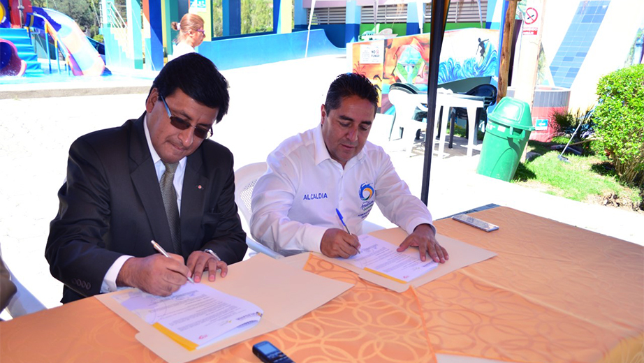 (de izq.) César Vásquez, Vicerrector de la UPS Sede Cuenca y al Alcalde de Guachapala, Raúl Delgado en el momento de la firma del convenio