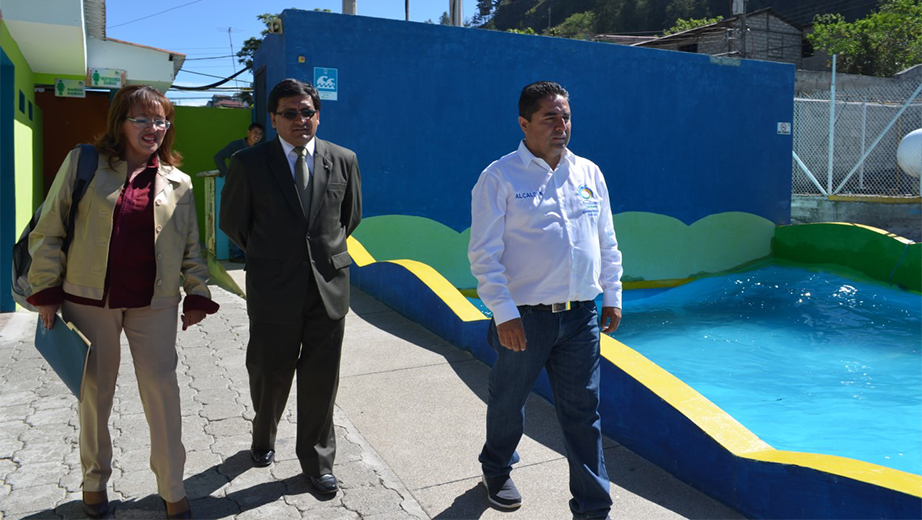 César Vásquez y Gioconda Beltrán (UPS) realizando un recorrido al Parque Acuático acompañados del Alcalde de Guachapala, Raúl Delgado