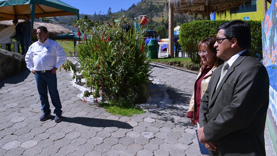 César Vásquez y Gioconda Beltrán (UPS) realizando un recorrido al Parque Acuático acompañados del Alcalde de Guachapala, Raúl Delgado