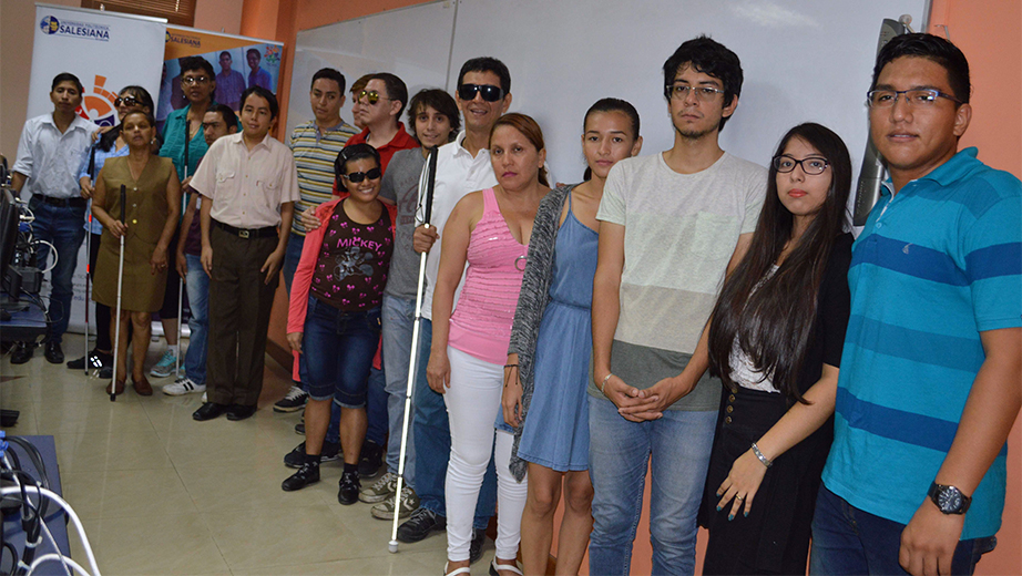 Estudiantes durante la capacitación de introducción a la informática