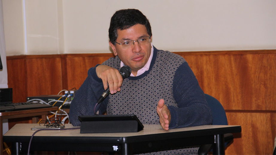 Carlos Núñez, Ph.D. instructor del curso 