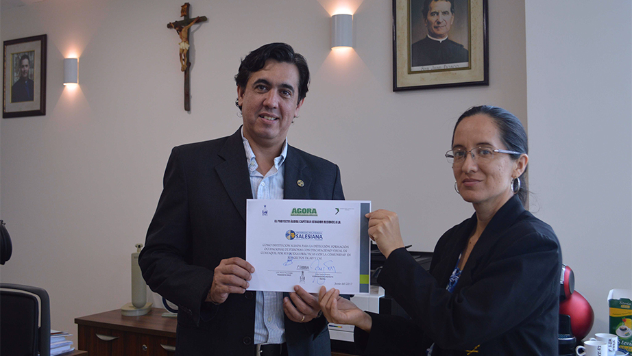 Andrés Bayolo, vice president of UPS's branch in Guayaquil, receives the acknowledgment