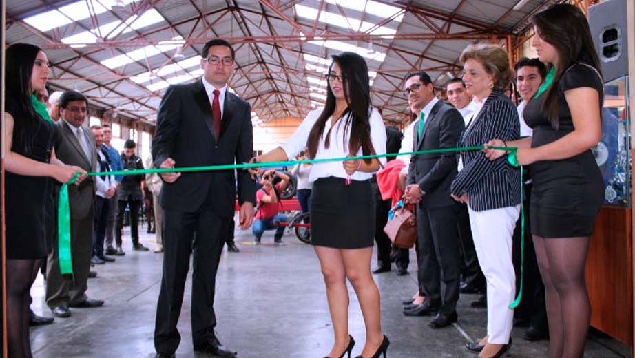 Corte de la cinta por parte de Michelle Ortiz, estudiante de tercer nivel con el Director de la Carrera, Cristian García