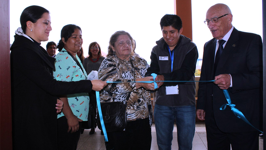 Corte cinta inaugural realizado por Margarita Villacrés de la Federación Mundial de Sordociegos ante la ONU y  Marco Capón de la UPS, acompañados de Amparo Naranjo de la UNESCO (izq.) y P. Javier Herrán Gómez, Rector de la UPS (der.)