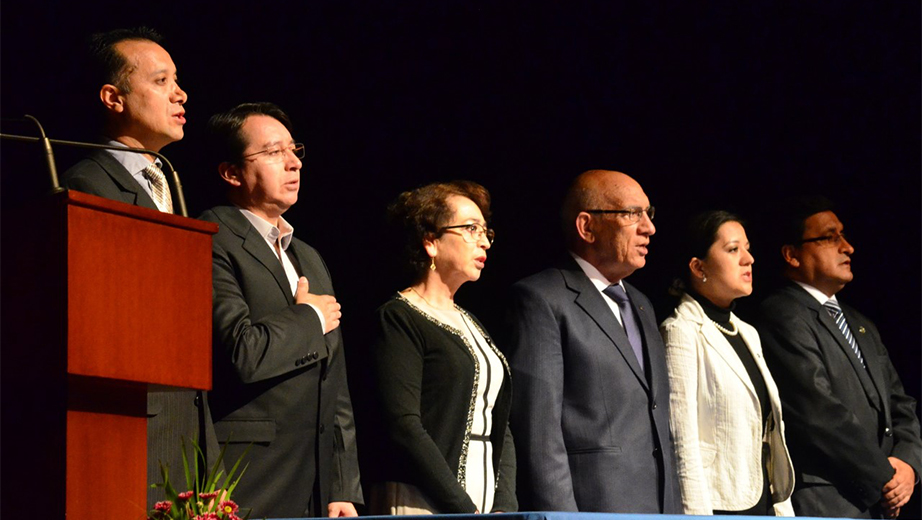 Mesa Directiva en la firma de convenio: (de izq.) Fernando Pesántez, P. Juan Cárdenas, Catalina León, P. Javier Herrán, Rector, Amparo Naranjo, César Vásquez