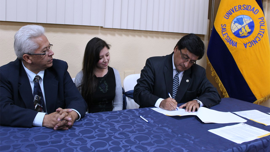 Firma de convenios de cooperación con CIMA e IPCA, participan (de izq.)  César Vásquez Vicerrector de la UPS-Cuenca. (D) Jeanina Ávila (C) y Hernán Tenorio (I)