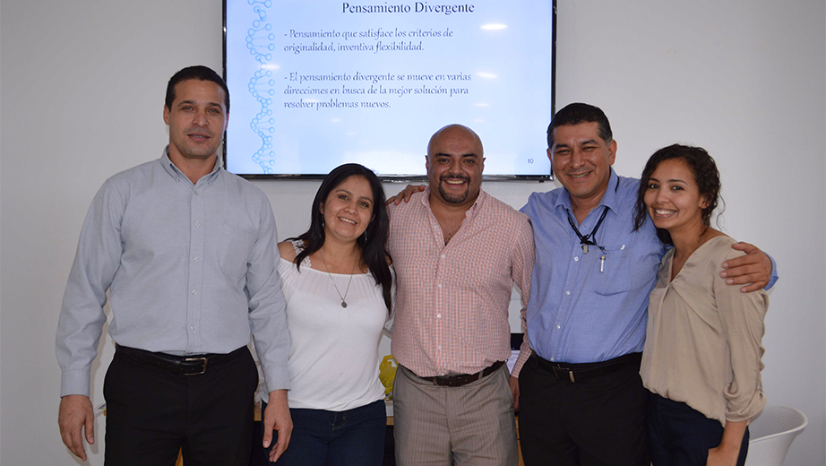 Capacitadores del taller junto a representante del vicerrectorado de investigación de la UPS