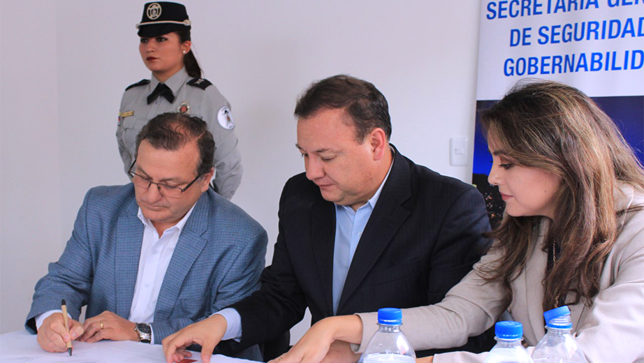 Firma del convenio por parte de José Juncosa, vicerrector de la sede Quito y Juan Zapata, secretario general de Seguridad y Gobernabilidad del Municipio de Quito
