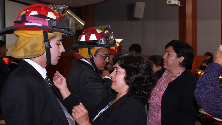 Madres de familia colocando los cascos a sus hijos