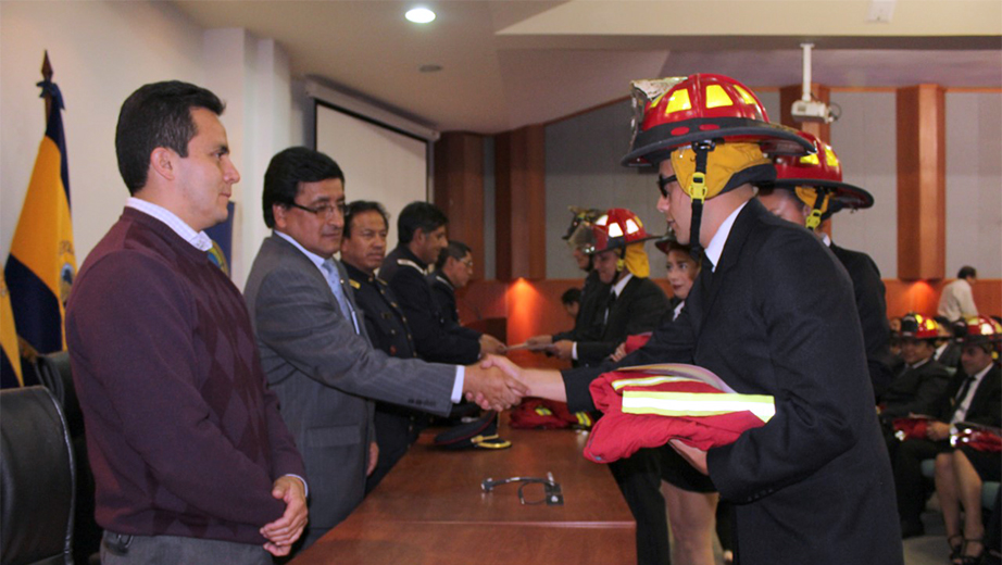 Entrega de certificados por parte de las autoridades a los nuevos Bomberos