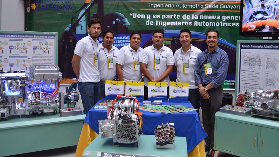 Estudiantes junto a docentes de la carrera de ingeniería automotriz en el Autoshow 2017