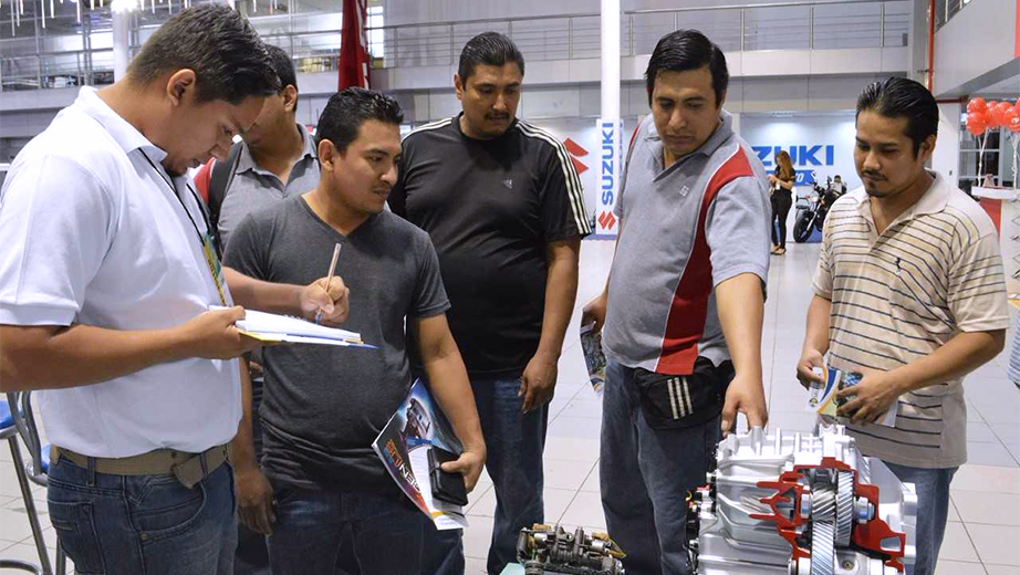 Estudiantes de la Sede Guayaquil explicando a los asistentes la función del motor eléctrico