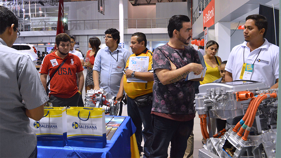 Estudiantes de la Sede Guayaquil explicando a los asistentes la función del motor eléctrico