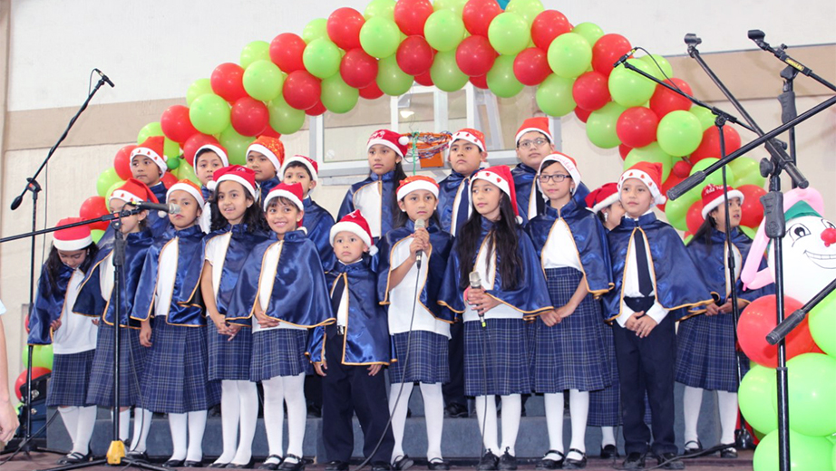 Actuación del coro de la escuela Carlos Crespi