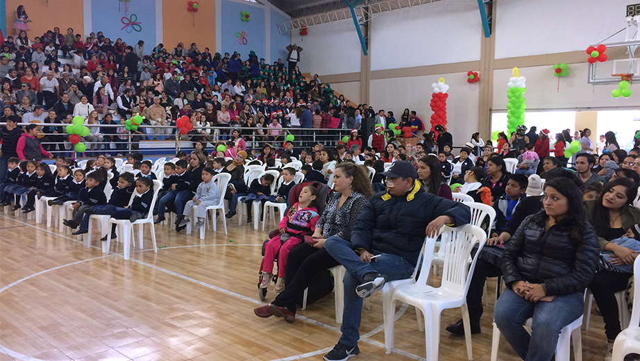 Familiares y asistentes presentes en el festival de coros 