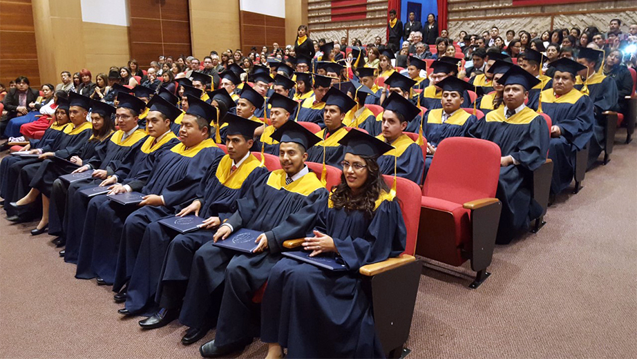 Graduados en la ceremonia de incorporación. (Ing. Luis Andrango cuarto desde la izquierda)