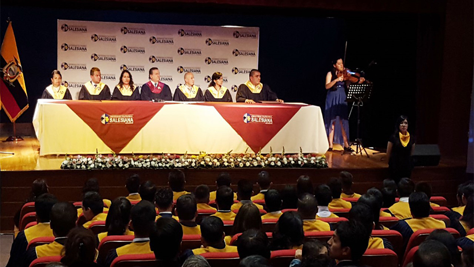 Mesa directiva en la ceremonia de incorporación