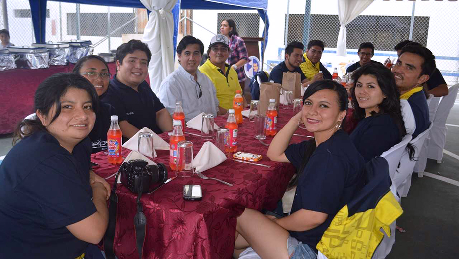 Vicerrector de la Sede Guayaquil (c), Econ. Andrés Bayolo, junto a estudiantes de la UPS