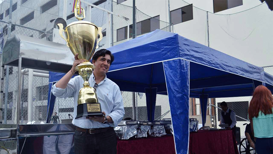 Entrega de copa de las Intersedes al Eco. Andrés Bayolo, Vicerrector de la sede Guayaquil