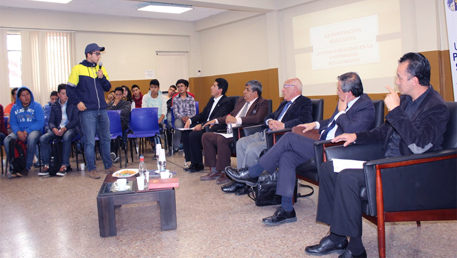 Panelistas del conversatorio: Blas Garzón (I), Humberto Chacón, Padre Javier Herrán Gómez, Francisco Salgado y Fernando Pesántez