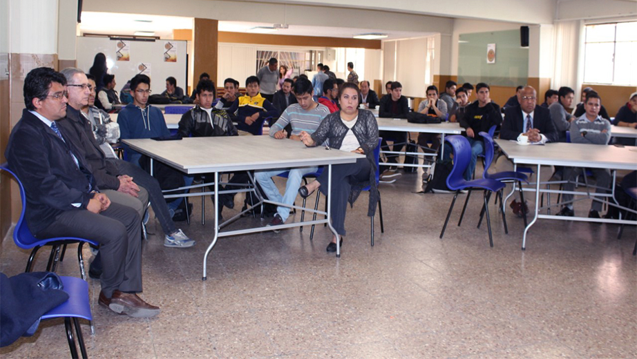 Asistentes presentes en el conversatorio del libro 