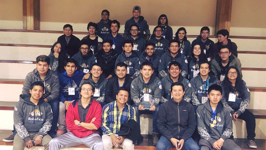 Delegación de estudiantes de la UPS ganadores del vice campeonato del Concurso Ecuatoriano de Robótica acompañados por sus docentes