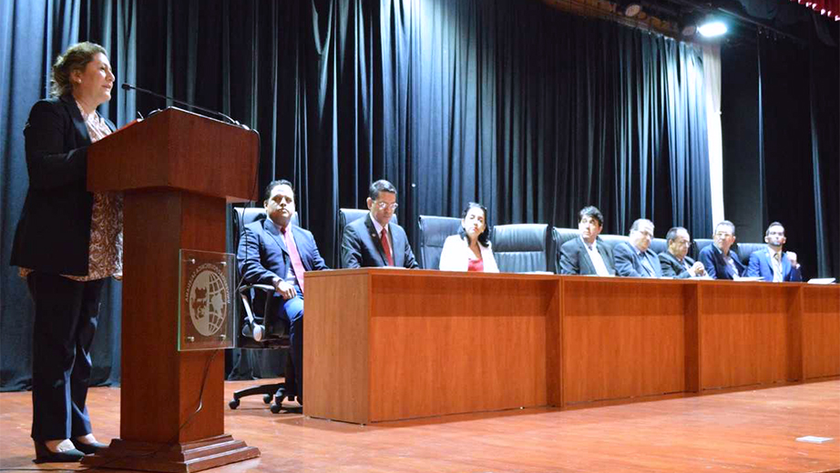 Mesa directiva durante la presentación de libros