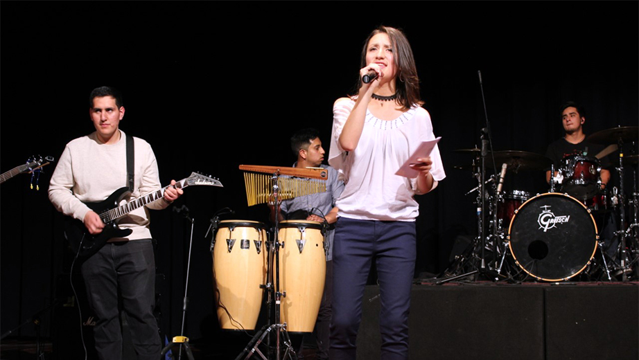 Ganadora del Concurso de Voces Santa Cecilia 2016, Isabel Pineda Bravo, durante su interpretación