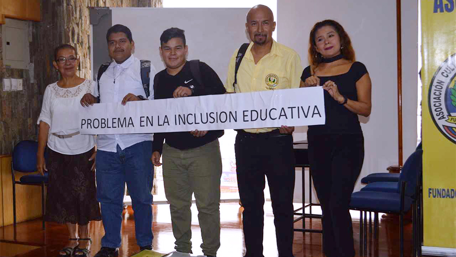 Representantes de ASOCULSOR y estudiantes de la UPS durante el evento