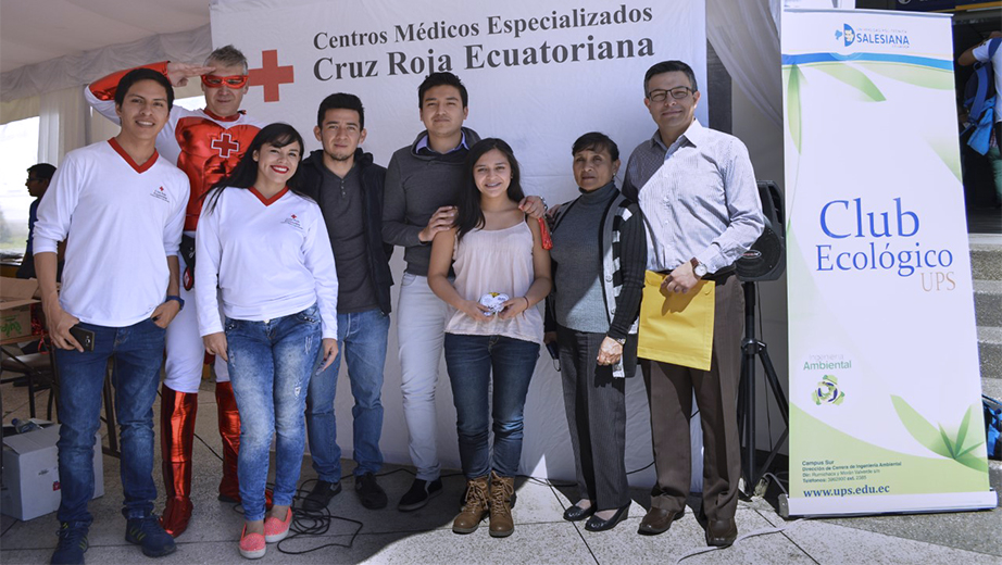 Estudiantes del Club Ecológico con Cecilia Barba y Byron Gangotena