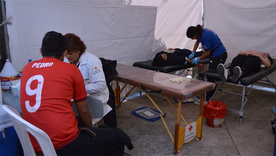 Estudiantes durante los chequeos médicos, campus Sur