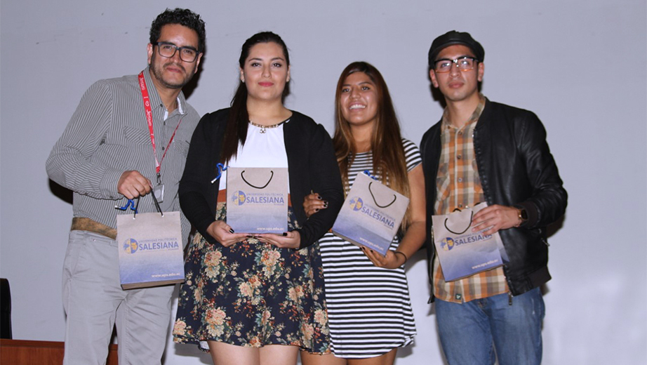 (de izq.) Fernando Ortiz, Elena Ruiz, Kimberly Cueva y Eduardo Pallo, ganadores del II Concurso de Fotografía 