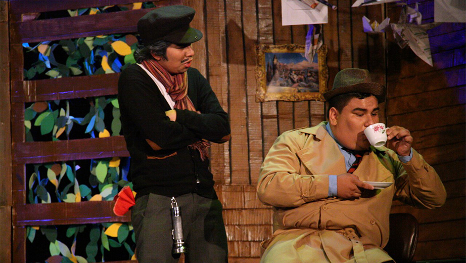 Jimmy Anastacio (mayordomo) y Christian Ríos (detective) durante su actuación en la obra