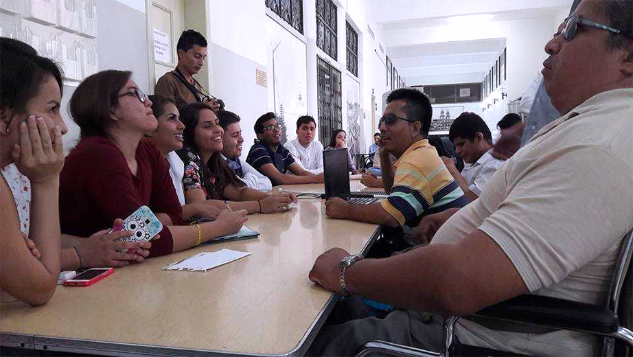 Estudiantes de la UPS en la la Biblioteca Municipal de Guayaquil para la realización del proyecto