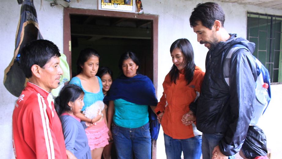 José Villagómez, profesor de la sede Quito y voluntario de misiones, durante la visita a la familia Caiza Azoguez