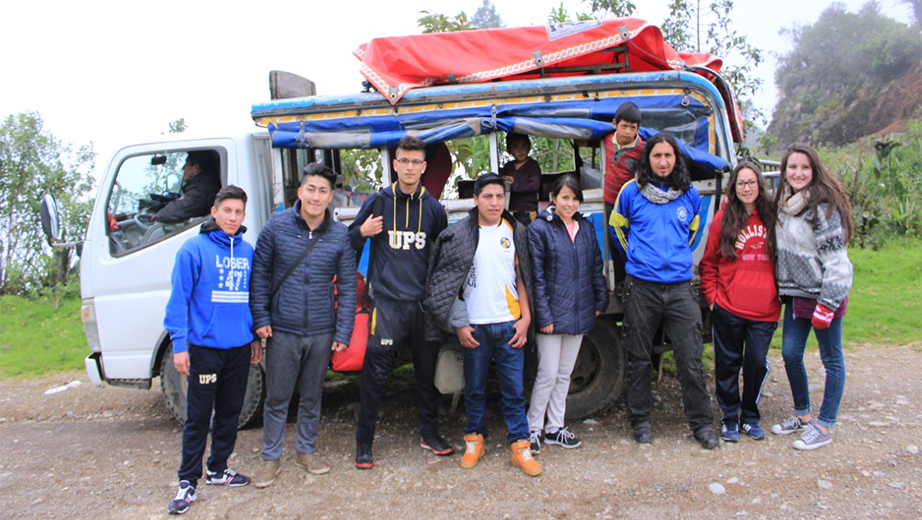 Estudiantes del Grupo Misioneros sede Quito en la comunidad de Chazojuan, Salinas de Guaranda, provincia de Bolívar