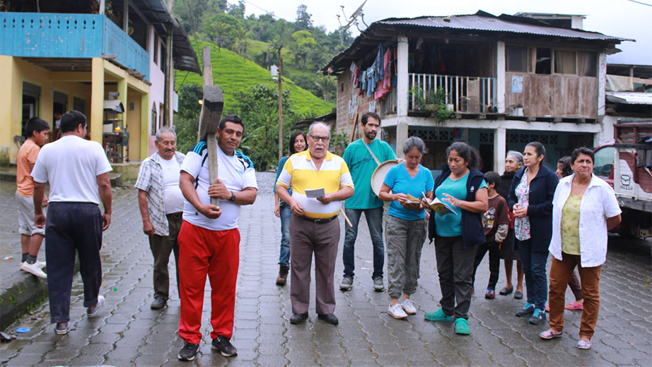 Comunidad Chazojuan en la realización del viacrucis, dirigido por Juan Veloz, animador pastoral de la comunidad