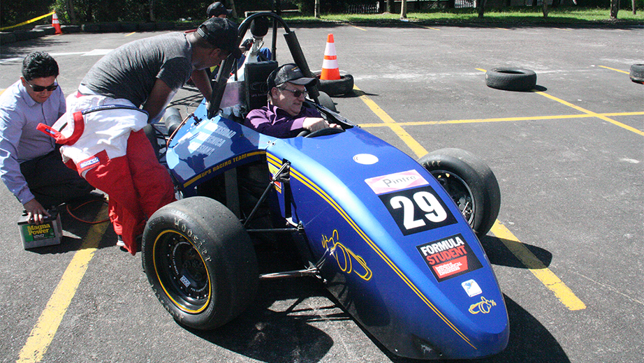 José Juncosa, vicerrector de la sede Quito, en el auto de carrera Fórmula SAE, ensamblado por estudiantes de Ingeniería Automotriz de la Sede Cuenca