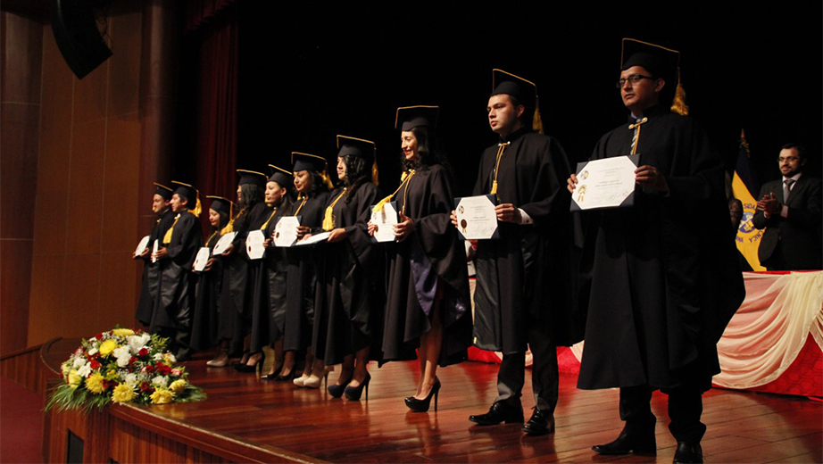 Nuevos profesionales de la UPS en la ceremonia de incorporación