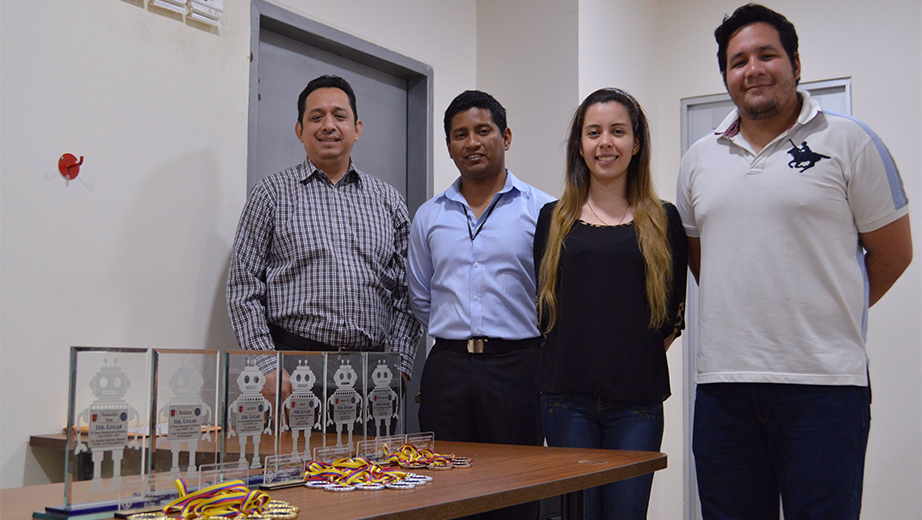 Directivos de la carrera de Ingeniería Electrónica y Automatización junto a estudiantes del Club de Robótica  de la sede